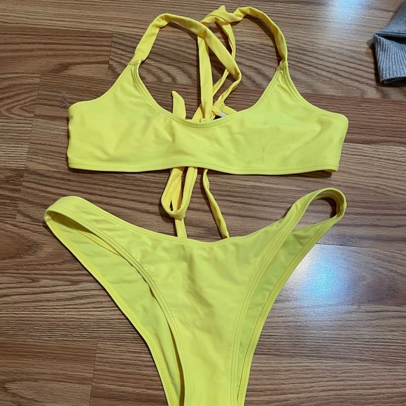 Yellow bikini - Picture 2 of 3